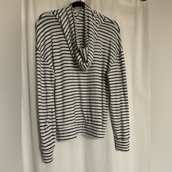 A New Day Gray and White Lightweight Pullover Hooded Sweatshirt Size Large - Picture 2 of 6